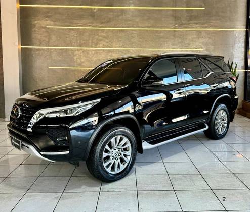 TOYOTA HILUX SW4 2.8 D-4D TURBO DIESEL SRX 7L 4X4 AUTOMÁTICO